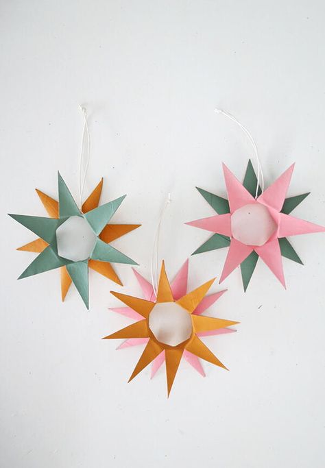 Toilet paper roll is not the first material you may think about to create Christmas ornaments. You may change your mind after seeing this easy DIY to make star-shaped tree decorations out of paper rolls. These ornaments are super simple to make and very affordable. Besides some toilet rolls, you only need acrylic paint, a pair of scissors, and twine...items you probably already have at home. You can paint the cardboard any color you like to match your Christmas decorations. Don't hesitate to get Pretty Christmas Ornaments, Christmas Toilet Paper, Pretty Christmas Decorations, Toilet Paper Crafts, Diy Christmas Ornaments Easy, Toilet Paper Rolls, Easy Christmas Decorations, Diy Christmas Decorations, Toilet Paper Roll Crafts