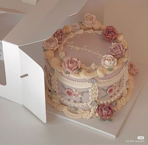 Cake Designs Fancy, Pink Themed Desserts, Vintage Mini Cake, Floral Vintage Cake, Girly Vintage Cakes, Old Money Birthday Cake, Victorian Cakes Vintage, Vintage Cake Simple, Cake Vintage Aesthetic