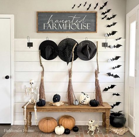 Diy Halloween House Decorations, Haunted Farmhouse, Halloween Entryway, Halloween Decor Diy, Hallowen Ideas, Farmhouse Halloween, Theme Harry Potter, Halloween Tattoo, Witch Decor