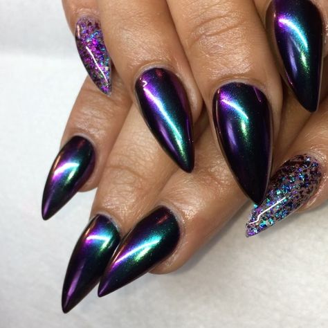 New set of baby stilettos for @wrappedinjules ☺️☺️☺Chameleon Chrome (duochrome) pigment from @wildflowersnails. This color is called… Matte Black And Chrome Nails, Chameleon Chrome Nails, Duochrome Nails, Chrime Nails, Wicked Nails, Chameleon Nails, Chrome Nails Designs, Galaxy Nails, Awesome Nails