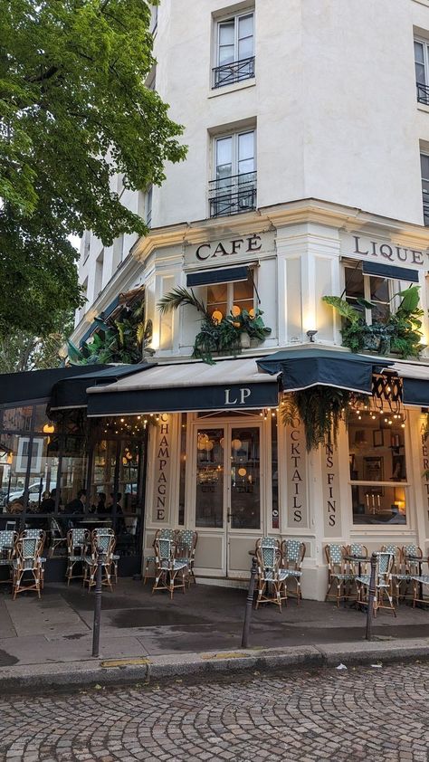 French Cafes Aesthetic, Parisian Shop Fronts, Paris Outdoor Cafe, Paris Cafes Aesthetic, Parisian Restaurant Aesthetic, French Restaurant Exterior, Cafe Paris Aesthetic, Coffee Shop Aesthetic Exterior, Fancy Cafe Aesthetic