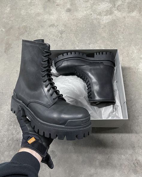 Boots Aesthetic, Balenciaga Boots, Techwear Fashion, Balenciaga Leather, All Black Shoes, Concept Clothing, Shoe Bags, Winter Shoes, Boots Outfit