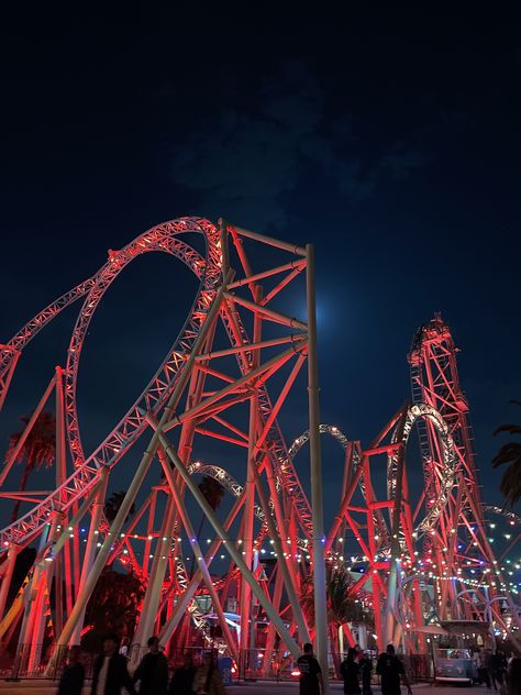 Pink Roller Coaster, Rollacoaster Aesthetic, Carnival Roller Coaster, Knotts Berry Farm Photo Ideas, Roller Coasters At Night, 6 Flags Aesthetic, Roller Coasters Aesthetic, Amusement Parks Aesthetic, Theme Parks Aesthetic