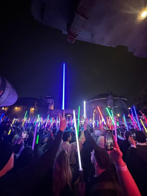 Star Wars Movie Night Aesthetic, Galaxy’s Edge Disneyland, Disneyland Galaxy's Edge, Galaxy's Edge Lightsaber, Star Wars Disneyland, Disney World Star Wars, Galaxies Edge, Star Wars Night, Fangirl Aesthetic