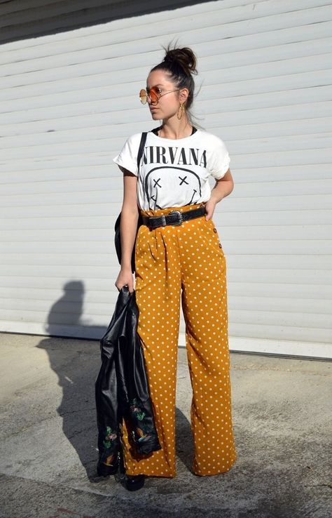 Art Market Outfit, Artistic Look Outfit, Quirky Work Outfit, Fun Outfits For Women Funky, Funky Business Casual Outfits, Quirky Fashion Aesthetic, Queer Femme Fashion, Yellow Jeans Outfit, Creative Style Outfits