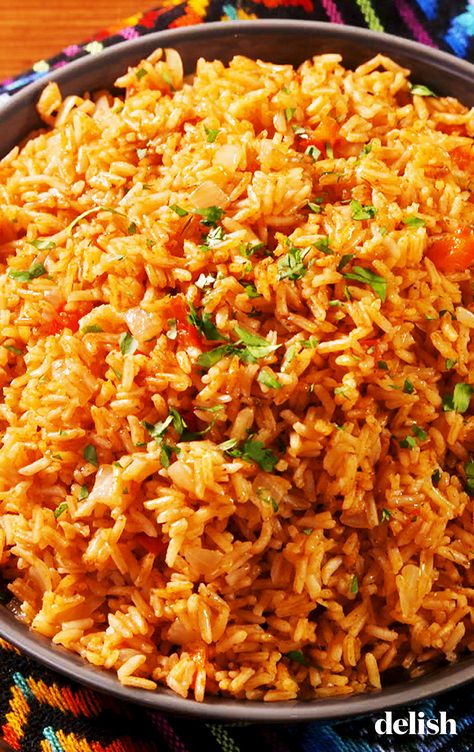 Never eating boring rice again after THIS. Get the recipe at Delish.com. #recipe #easy #easyrecipes #delish #rice #spain #spanish #sidedish #tomatoes #peppers Rice Dishes, Side Dishes, Mexican Food Recipes, Spanish Rice Recipe, Rice Side Dishes, Spanish Rice, Deilig Mat, Idee Pasto Sano, Side Dish Recipes