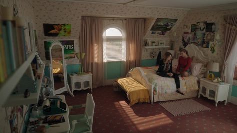 Betty Cooper Bedroom, 80s House Interior Bedrooms, 2001 Bedroom, Room Layouts Bedroom, 1980s Bedroom Aesthetic, Riverdale Bedroom, 80s Aesthetic Bedroom, 80s Teen Bedroom, 80s House Interior