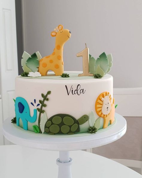 Vanilica Cake Shop auf Instagram: „Vida is One 🐢🐢💚 . . . #cake #birthdaycake #birthday #girlcake #boycake #vanilicanovisad“ 1st Birthday Cake Designs For Boys, Bearthday Ideas, Simple Jungle Theme Cake, Baby Boy Birthday Cake 1 Year, 1 St Birthday Cake, Zoo Theme Birthday Cake, Jungle Theme Birthday Cake, Animal Theme Cake, Zoo Birthday Cake