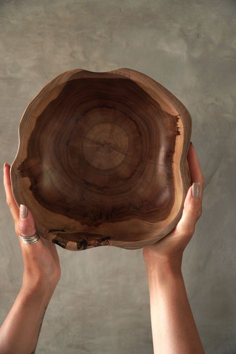 A large teak plate will decorate your home and delight you every day. Solid Wood handcrafted in the Island of Bali.  Each bowl is unique and may differ from the photo. Wooden Bowl Aesthetic, Diy Wooden Bowl, Wood Carving Bowls, Green Utensils, Wooden Vessels, Acacia Wood Bowl, Bowl Display, Hand Carved Wooden Bowls, Crockery Design