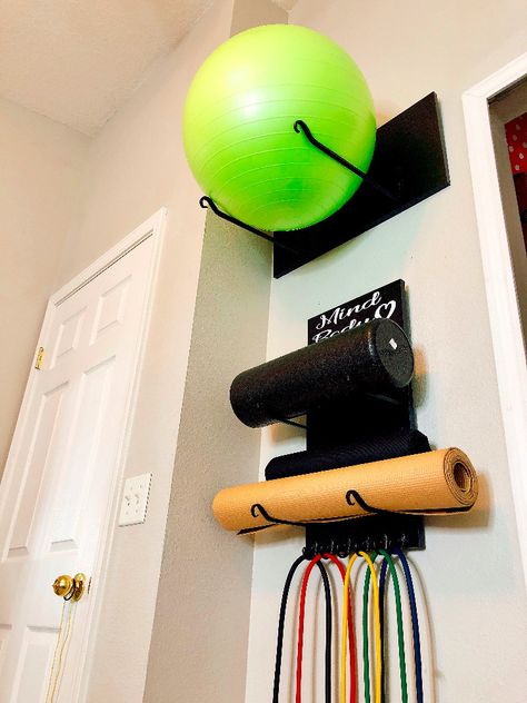 diy exercise ball storage + diy yoga mat storage Diy Workout Equipment, Small Workouts, Workout Equipment Storage, Diy Yoga Mat, Small Home Gyms, Small Home Gym Ideas, Gym Organizer, Small Home Gym, Yoga Mat Storage