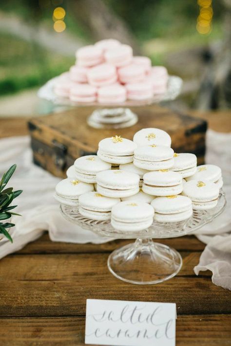 Macaroons Dessert Table, Macaroon Bar Wedding, Candy Bar Macarons, Macaroon Display, Macarons Wedding, Dessert Table Wedding, Buffet Dessert, Deco Champetre, Traditional Wedding Cakes