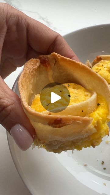 Breakfast Meats For A Crowd, Muffin Breakfast Burrito, Egg Muffin Cups Tortilla, Tortilla Muffin Cups, Tortilla Egg Cups, Bake Eggs In Oven, Breakfast Ideas With Tortillas, Tortilla Breakfast Bake, Easy Breakfast Ideas For A Crowd