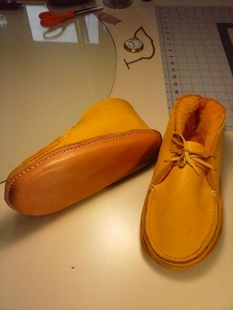 Man... I would love to know or get a pattern on how to make those moccasins. I Know I have some Elk Skin around here. Those sure look very comfy! Excellen... Mocassin Pattern, Making Moccasins, How To Make Moccasins, Diy Moccasins, Moccasins Outfit, Homemade Shoes, Native American Moccasins, Leather Bag Tutorial, Moccasin Pattern