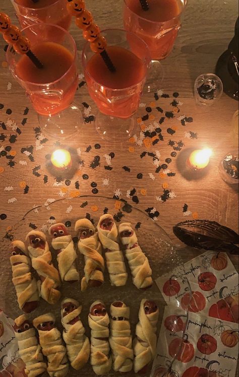 this pin shows a halloween party food made of sausages and dough rolled around them to make them look like mummies! Creative Dinner, Diner Aesthetic, Spooky Dinner, Hallowen Party, Halloween Date, Pumpkin Carving Party, Fall Picnic, Halloween Party Dinner, Dinner Party Themes