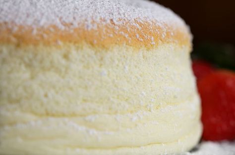 This Jiggly Fluffy Japanese Cheesecake Is What Dreams Are Made Of Japanese Jiggly Cheesecake Recipe, Fluffy Japanese Cheesecake, Japanese Cheesecake, Torte Cupcake, Japanese Dessert, Savoury Cake, Cheesecake Recipes, Strawberries, Frosting