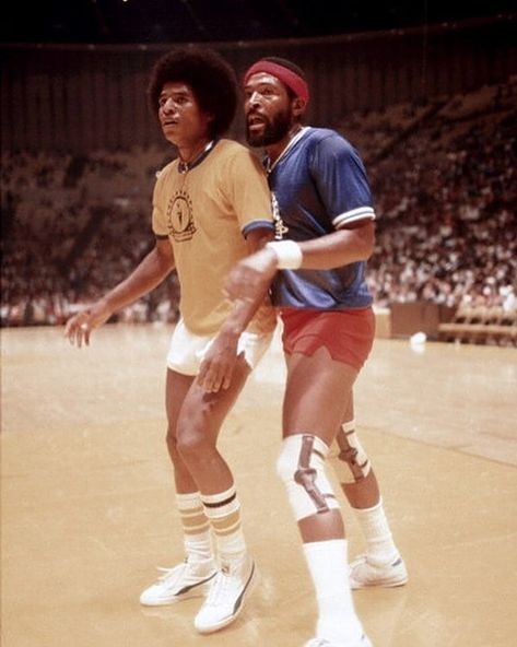 Marvin Gaye and Jackie Jackson of The Jackson 5 play in a celebrity basketball game at The Forum for The Soulville Foundation in August… 70s Basketball, Jackie Jackson, The Jackson 5, Foreign Celebrities, Play That Funky Music, Michael Jackson Smile, Toni Braxton, Soul Singers, Vintage Black Glamour