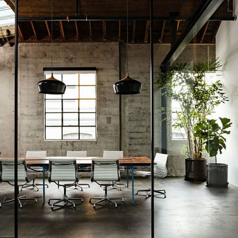 10 Industrial Chic Office Interiors | Fat Shack Vintage Plant Office Design, Industrial Office Space, Conference Room Design, Industri Modern, Meeting Room Design, Warehouse Office, Industrial Office Design, Office Design Inspiration, Loft Office