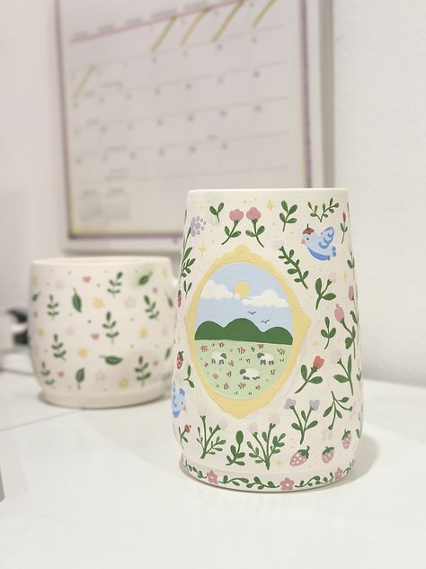 Ceramic Art Painting Ideas Easy, Ceramic Mugs Handmade Aesthetic, Paint Your Own Pottery Mug Ideas, Painted Glass Mugs, Color Me Mine Mugs, Drawing On Cups Ideas, Pottery Painting Vase Ideas, Mug Painting Ideas Aesthetic, Folkart Flowers