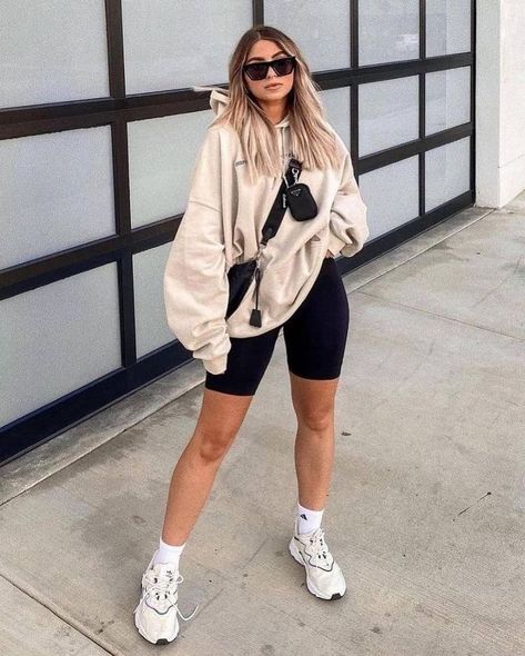 Crew Socks Outfit, Casual Airport Outfit, Cute Airport Outfit, Comfy Airport Outfit, Airport Outfit Summer, Fall Travel Outfit, Biker Shorts Outfit, Biker Outfit, Looks Chic