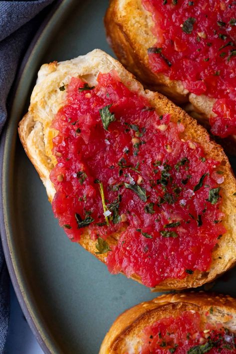 Spanish Tomato Bread (Pan Con Tomate) - Sweet Cs Designs Spanish Tomato Bread, Tomato Bread, Bread Pan, Summer Appetizer, Pan Bread, Easy Dishes, Food Words, Crusty Bread, Small Bites