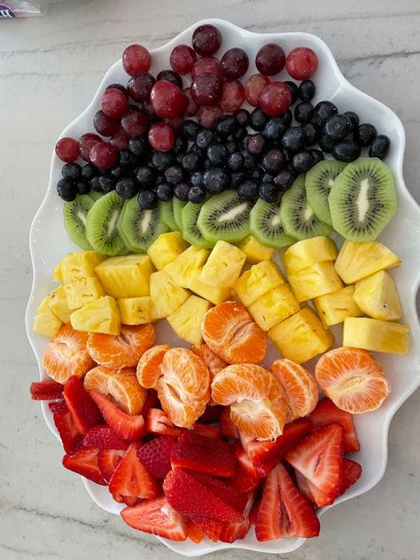 Fruit Platter For Birthday Party, Rainbow Theme Food, Rainbow Fruit Platter, Bussin Food, Rainbow Fruit Platters, Sunshine 1st Birthday, Fruit Platters, Rainbow Fruit, Sweet Dishes Recipes