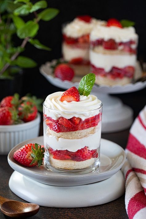 Whip up these fabulous Strawberry And Cream Trifle Cups, and you don’t have to look any further to create something that puts a smile on your loved ones’ faces. #strawberrydessert #strawberryshortcakecups #shortcakcups #valentinedessert #strawberrytriflecups Strawberry Shortcake Trifle Recipe, Strawberry Cake Cups, Strawberry Dessert Cups, Strawberries And Cream Dessert, Strawberry Cake Aesthetic, Mini Trifle Desserts, Dessert Eggless, Strawberry Shortcake Cups, Cake Recipe Strawberry