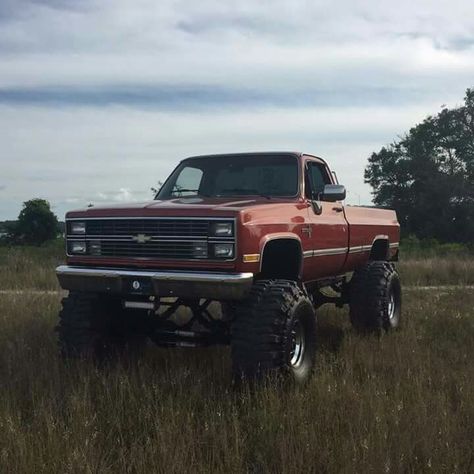 1984 Chevrolet K20 lifted Lifted Chevy, Lifted Chevy Trucks, Jacked Up Trucks, Truck Lifted, Xe Porsche, Demon Book, Chevy Pickup Trucks, Old Pickup Trucks, Classic Pickup Trucks