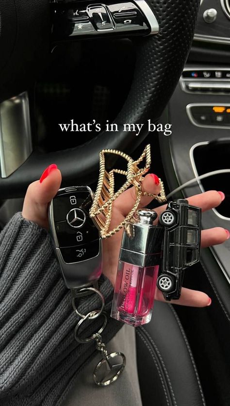 Gwagon Mercedes, Inside My Bag, Girly Car, Mercedes Car, What In My Bag, Inside Bag, Dior Addict, Clipuri Video, Future Lifestyle