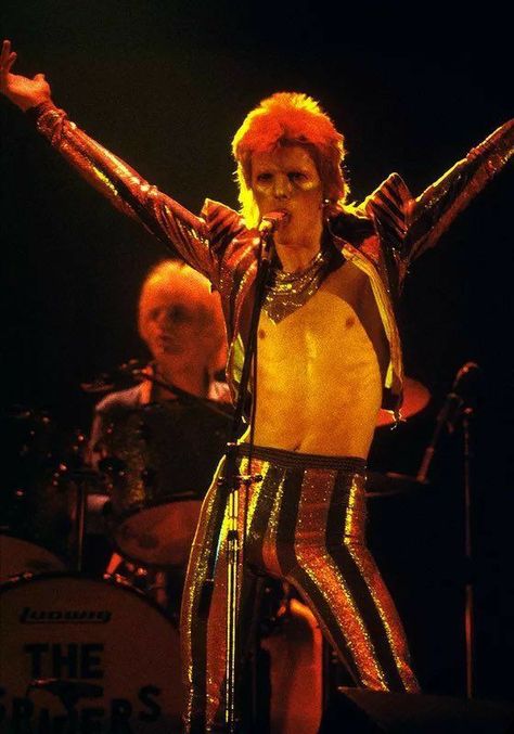 David Bowie Fashion, Ziggy Played Guitar, Mario E Luigi, Moonage Daydream, Mick Ronson, David Bowie Ziggy Stardust, Bowie Starman, David Bowie Ziggy, Space Oddity