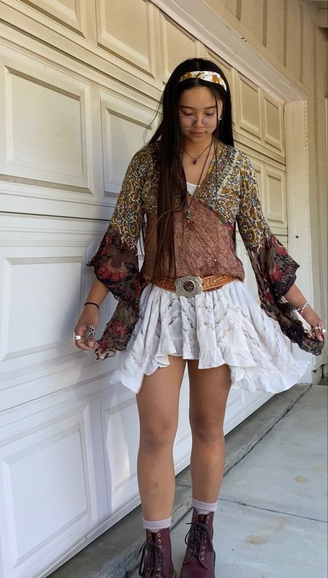 Folk Music Concert Outfit, Fringe Boots Outfit Fall, Boho Chic Outfits 2024, Woodstock Aesthetic Outfit, Folk Music Festival Outfit, Folky Outfit, Earth Wind And Fire Concert Outfit, Fleetwood Mac Outfit, Western Hippie Aesthetic