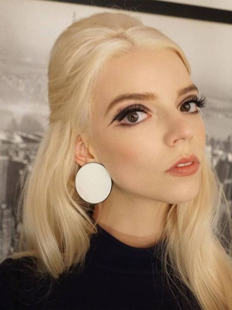 Anya Taylor Joy, Snl, Blonde Hair, A Woman, Blonde, Makeup, Hair, White, Black