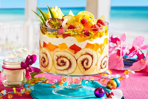 Pina colada trifle Traditional Trifle, Easy Dessert Idea, Easy Trifle, Pineapple Jelly, Trifle Recipes, Christmas Dessert Recipes, Dessert Oreo, Best Christmas Desserts, Trifle Dish