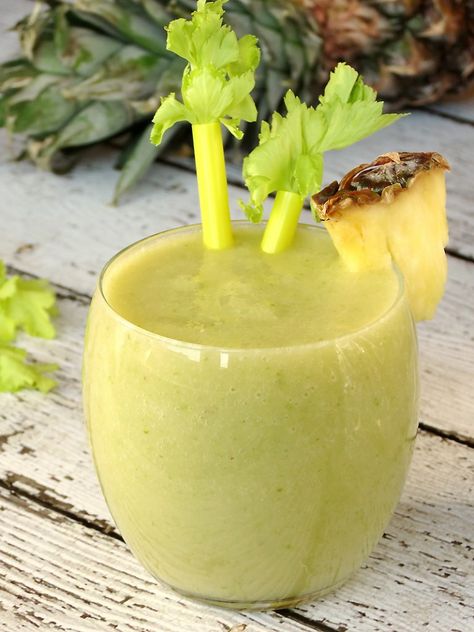 Pineapple Celery Smoothie | YummyAddiction.com Celery Smoothie Recipes, Celery Smoothie, Veggie Smoothies, Perfect Smoothie, Natural Detox Drinks, Smoothie Detox, Pineapple Smoothie, Fiber Rich Foods, Detox Drinks Recipes