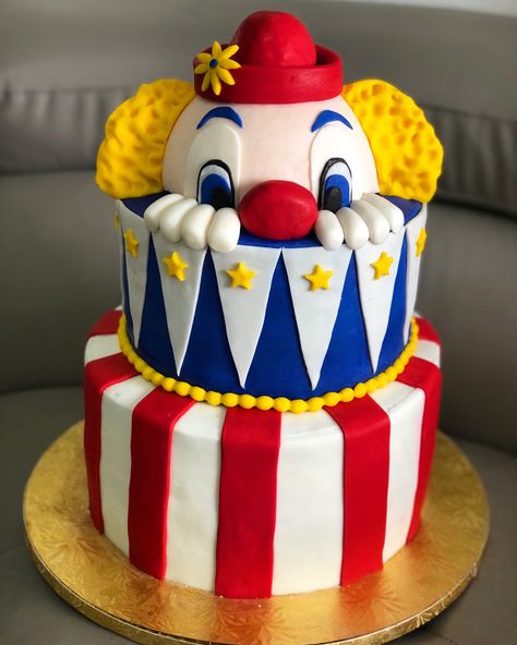 Circus theme cake @sweetsandcrafts1 Carnaval Cake Ideas, Carnival Smash Cake 1st Birthday Parties, Circus Theme Party Cake, Clown Cake Ideas, Circus Themed Birthday Cake, Circus Themed Cake, Clown Cakes Birthdays, Carnival Cake Ideas, Circus Cake Ideas