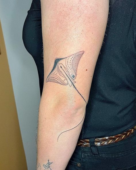 Cool Stingray Tattoo, Back Tattoo Stingray, Stingray Rib Tattoo, Stingray Tattoo Sternum, Stingray Tattoo Arm, Southern Stingray Tattoo, Man Ray Tattoo, Sting Ray Spine Tattoo, Mantra Ray Tattoo