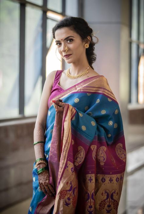 Maharashtrian Wedding Look Traditional Marathi Saree Look, Poses In Marathi Saree, Maharashtrian Saree Traditional, Maharashtrian Saree Look For Wedding, Maharashtrian Traditional Look, Maharashtra Saree Look, Marathi Saree Poses, Marathi Look Saree, Maharashtrian Saree Look