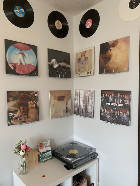 Good Vinyl Records, Vinyl On Walls Ideas, Vinyl Album Covers Wall, Music Album Cover Wall Decor, Selves On Wall Design, Room Inspo Vinyl Wall, Vinyl Room Design, Vinyl Wall Ideas Bedrooms, Vinyl In Bedroom