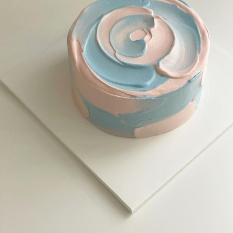 Svt Inspired Cake, Gender Reveal Cake Aesthetic, Classy Gender Reveal Cake, Gender Reveal Bento Cake, Minimalist Gender Reveal Cake, Seventeen Cake Design, Aesthetic Gender Reveal, Seventeen Cake, Gender Reveal Design