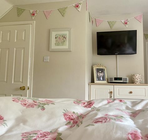 Bedroom Bunting, Pink Bunting, Room Vibes, Cottage Inspiration, Room Goals, My Space, Aesthetic Ideas, Room Design Bedroom, Design Bedroom