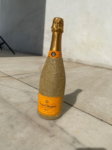 Graduation Bottles Ideas, Graduation Bottle Decoration, Graduation Champagne Bottle Picture, College Champagne Bottle, Decorated Champagne Bottles Graduation, Graduation Champagne Bottle, 21st Champagne Bottle, College Graduation Champagne Bottle, Decorated Champagne Bottles