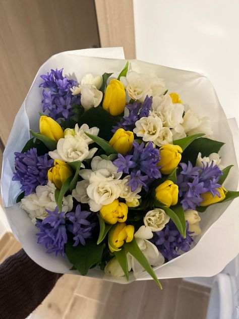 Yellow Flowers Bouquet, Yellow Flower Arrangements, Iris Bouquet, Purple Flower Bouquet, Flower Boquet, White Flower Arrangements, Luxury Flower Bouquets, Yellow Bouquets, Purple Bouquet