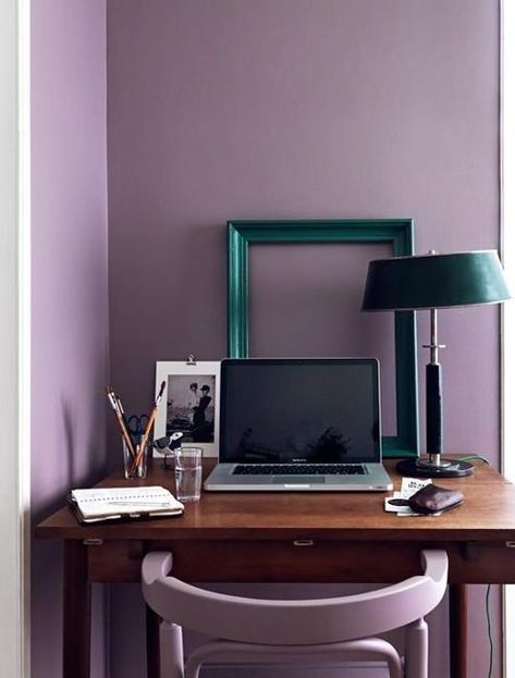 Love the lavender and dark green combo Deco Violet, Purple Bedrooms, Decor Color Schemes, Purple Wall, Purple Interior, Purple Rooms, Trendy Living Rooms, Design Seeds, Interior Modern