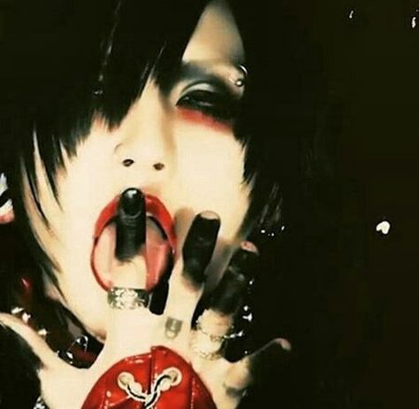 Red And Black Aesthetic Pfp, Vkei Pfp, Red Aesthetic Icon, Visual Kei Aesthetic, Vkei Makeup, Visual Kei Makeup, Kei Visual, Kei Fashion, Mazzy Star