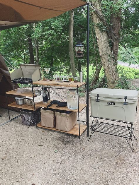 Aesthetic Camping Gear, Japanese Camping Gear, Camp Set Up, Vintage Camping Aesthetic, Camping Set Ups, Camp Site Set Up Ideas, Camping Kitchen Set Up, Camping Setup Ideas, Camp Setup