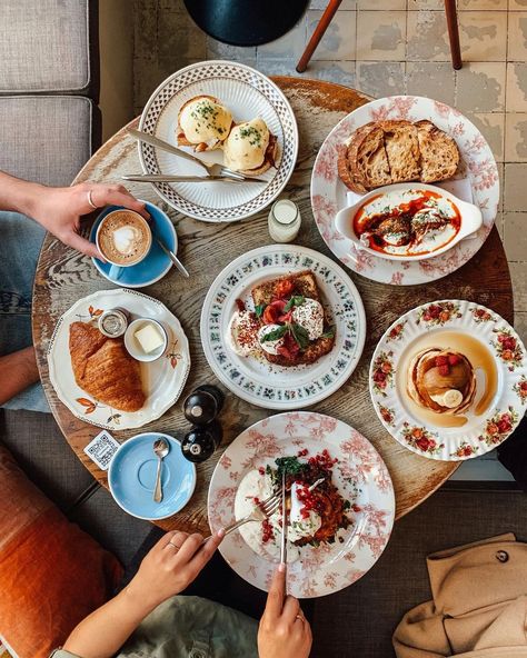 Louise Minchin Breakfast, New York Brunch Aesthetic, Sunday Brunch Photography, London Breakfast Places, Aesthetic Croissant, Brunch In Los Angeles, Cozy Coffee Shop, Brunch Spread, Brunch Restaurants