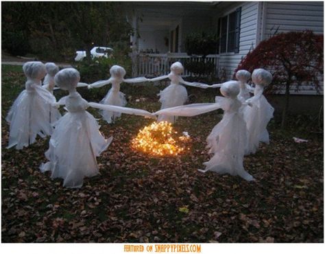 Scary Halloween Decoration Ideas For Outside (34 Yard Pics) - http://www.snappypixels.com/diy-ideas/scary-halloween-decoration-ideas-outside-34-yard-pics/ - #Halloween, #HalloweenDecorations, #ScaryDecorations Halloween Lawn Ghosts, Lawn Ghosts, Dekorasi Halloween, Halloween Lawn, Halloween Diy Outdoor, Hallowen Ideas, Halloween Ghost Decorations, Halloween Decorations Diy Outdoor, Diy Halloween Decor