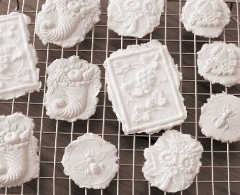 Paper Clay Molds, Paper Mold Diy, Paper Mache Molds, Toilet Paper Paper Mache, Toilet Paper Molds, Papermache Recipes Glue, Toilet Paper In Molds, Paper Mache Pulp Recipe, How To Make Paper Pulp