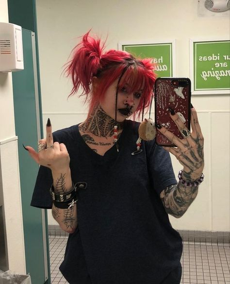 Cool Punk Hairstyles, Punk Hair Long Hairstyles, Punk Style Hairstyles, Cool Alt Hair Ideas, Goth Grunge Hairstyles, Punk Hair Women Long, Punk Hairstyles Long Hair, Alt Haircuts Shoulder Length, Shoulder Length Split Dye Hair