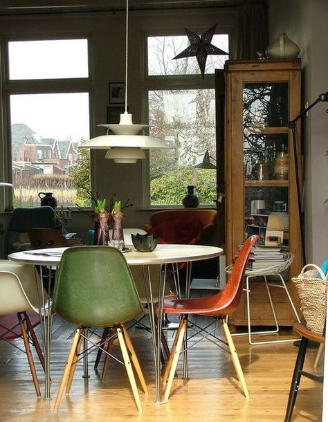 10 Beautiful Interior Designs Featuring The Eames® Molded Plastic Side Chairs Mismatched Dining Room, Eames Dining, Eames Side Chair, Retro Dining Rooms, Mid Century Dining Room, Eclectic Dining Room, Woven Dining Chairs, Eclectic Dining, Dining Room Pendant