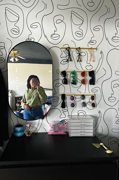 Mirror Above Desk, Diy Sunglasses Organizer, Sunglasses Organization, Espejos Aesthetic, Bedroom Wall Aesthetic, Bedroom Aesthetic Wall, Diy Sunglasses Holder, Spooky Bedroom, Sunglass Organizer